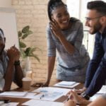 Beneficios de colaborar con personas de distintos perfiles en el trabajo