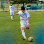 Descubre las reglas y sanciones del fuera de juego en el fútbol